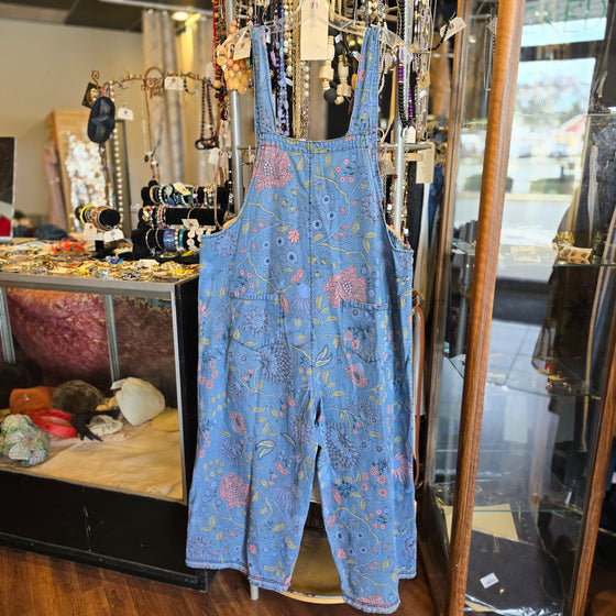 EASLE Floral Denim Overalls M - PopRock Vintage. The cool quotes t-shirt store.