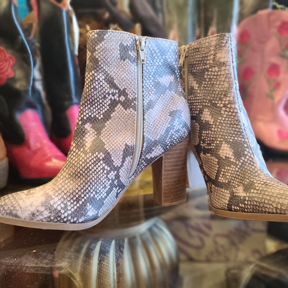 CARLOS BY CARLOS SANTANA Pointed Toe Snake Print Booties 8 - PopRock Vintage. The cool quotes t-shirt store.