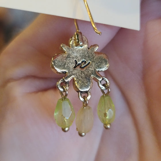 GREEN FLOWER Dangle Earrings - PopRock Vintage. The cool quotes t-shirt store.