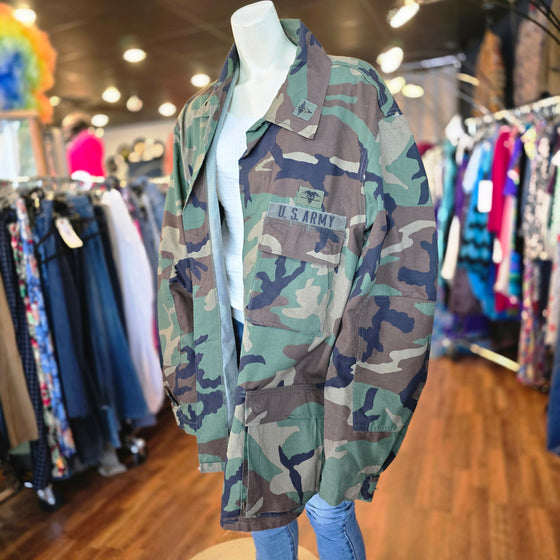 US MILITARY Camo Jacket w. Medical Patch XL - PopRock Vintage. The cool quotes t-shirt store.
