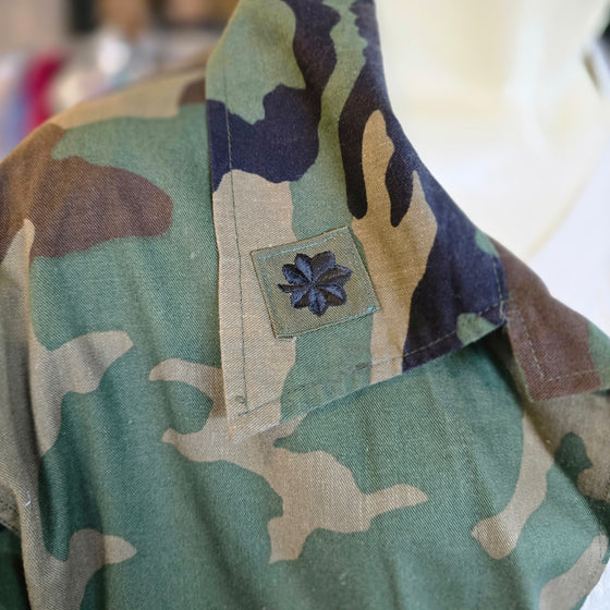US MILITARY Camo Jacket w. Medical Patch XL - PopRock Vintage. The cool quotes t-shirt store.