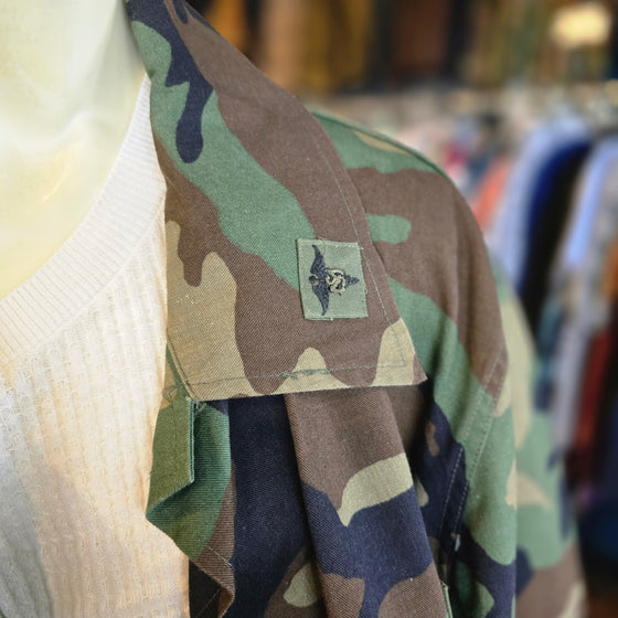 US MILITARY Camo Jacket w. Medical Patch XL - PopRock Vintage. The cool quotes t-shirt store.