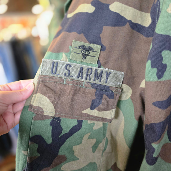 US MILITARY Camo Jacket w. Medical Patch XL - PopRock Vintage. The cool quotes t-shirt store.