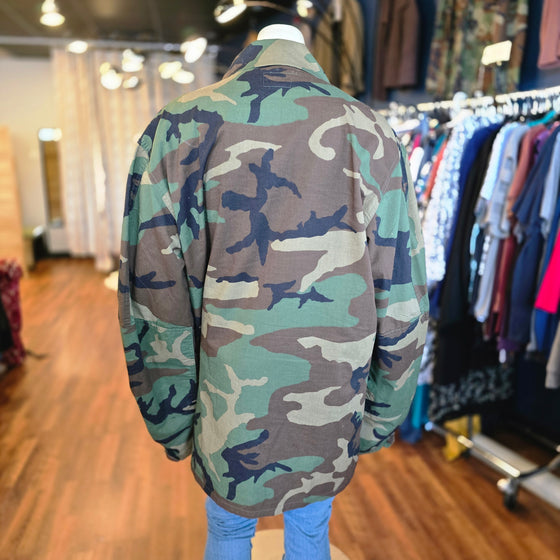 US MILITARY Camo Jacket w. Medical Patch XL - PopRock Vintage. The cool quotes t-shirt store.