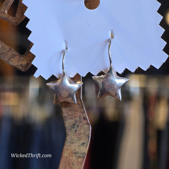 SILVER TONE 3D Star Earrings - PopRock Vintage. The cool quotes t-shirt store.