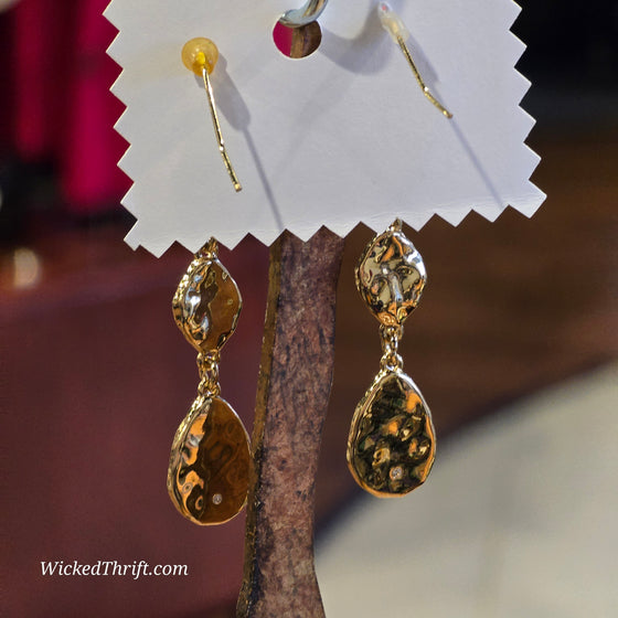 RED/Golden Dangle Earrings - PopRock Vintage. The cool quotes t-shirt store.