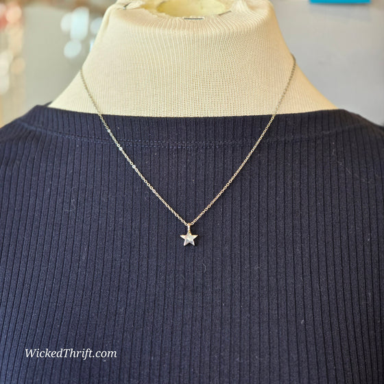 STAR Silver Tone Chain Necklace - PopRock Vintage. The cool quotes t-shirt store.